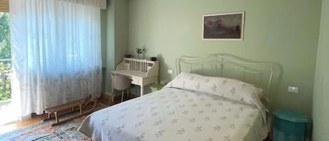 1 bedroom, desk, WiFi, bed sheets