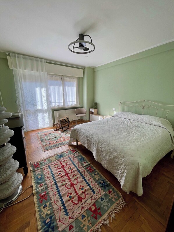 1 bedroom, desk, WiFi, bed sheets