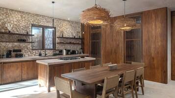 Een koelkast, een kookplaat, een koffiezetapparaat/waterkoker