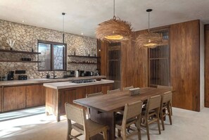 Kühlschrank, Ofen, Herdplatte, Wasserkocher mit Kaffee-/Teezubehör