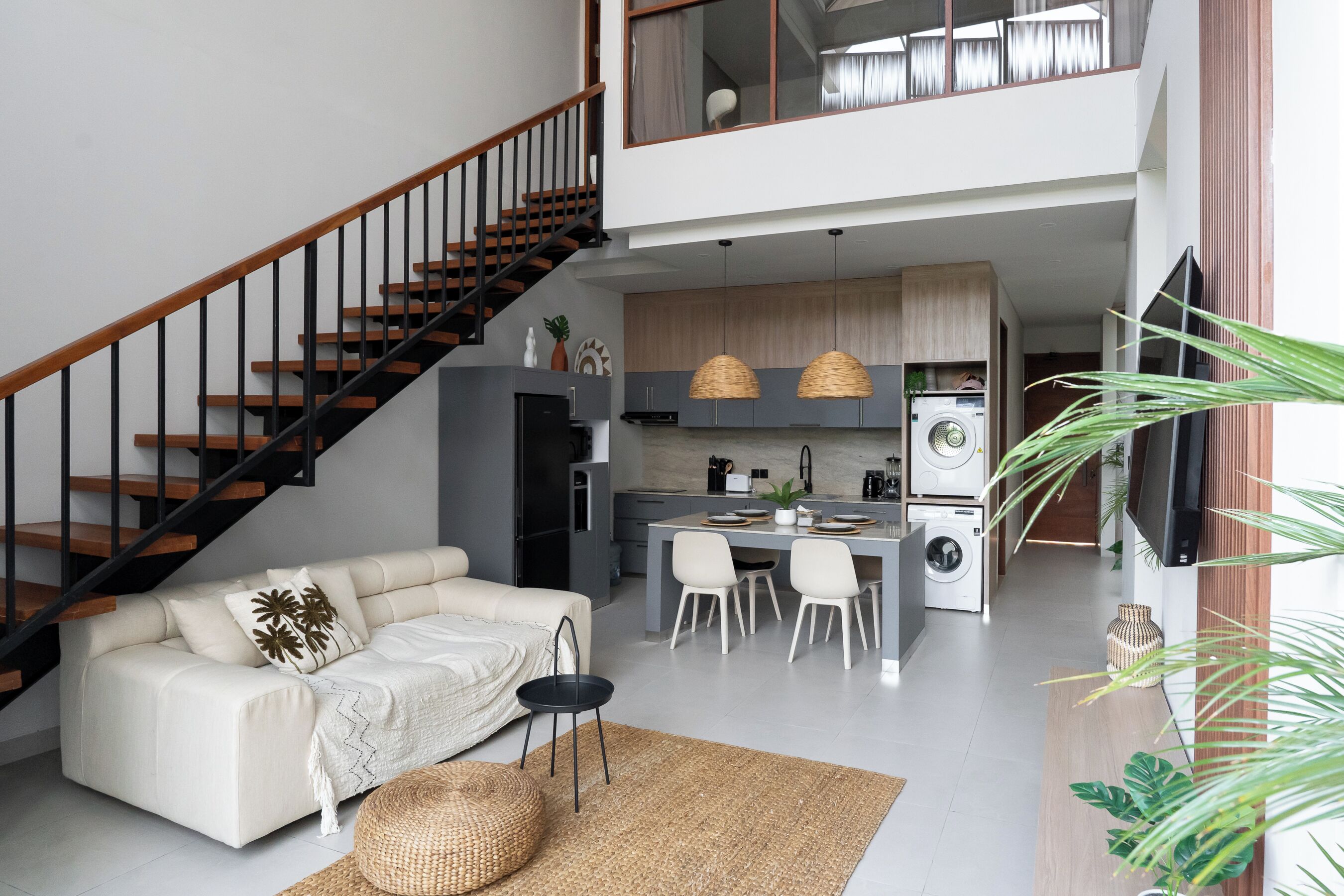 Villa – deluxe, 2 soverom, kjøkken | Oppholdsområde | En 42-tommers smart-TV med kabel-kanaler