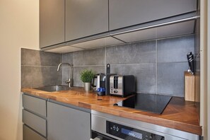 Réfrigérateur, micro-ondes, plaque de cuisson, cafetière/bouilloire