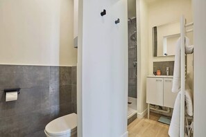 Shower, hair dryer, shampoo