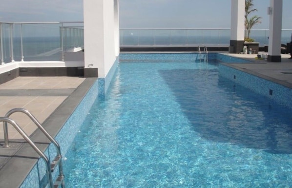 Inomhuspool och utomhuspool