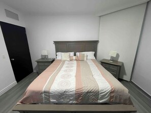 1 slaapkamer, een bureau, een strijkplank/strijkijzer, wifi