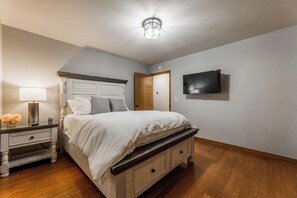 3 soverom, skrivebord, strykejern/-brett og reiseseng for barn