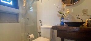 Shower, towels - Chalé em Venda Nova com Vista para Montanha (Venda Nova do Imigrante)