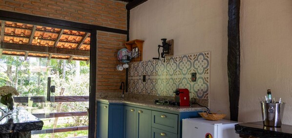 Coffee/tea maker, cookware/dishes/utensils