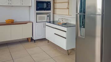 Geladeira, micro-ondas, fogão, cooktop