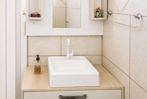 Shower, towels, shampoo