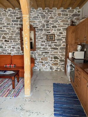 Kylskåp, mikrovågsugn, kaffe- och tebryggare och barnstol