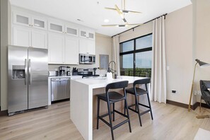 Réfrigérateur, micro-ondes, four, plaque de cuisson