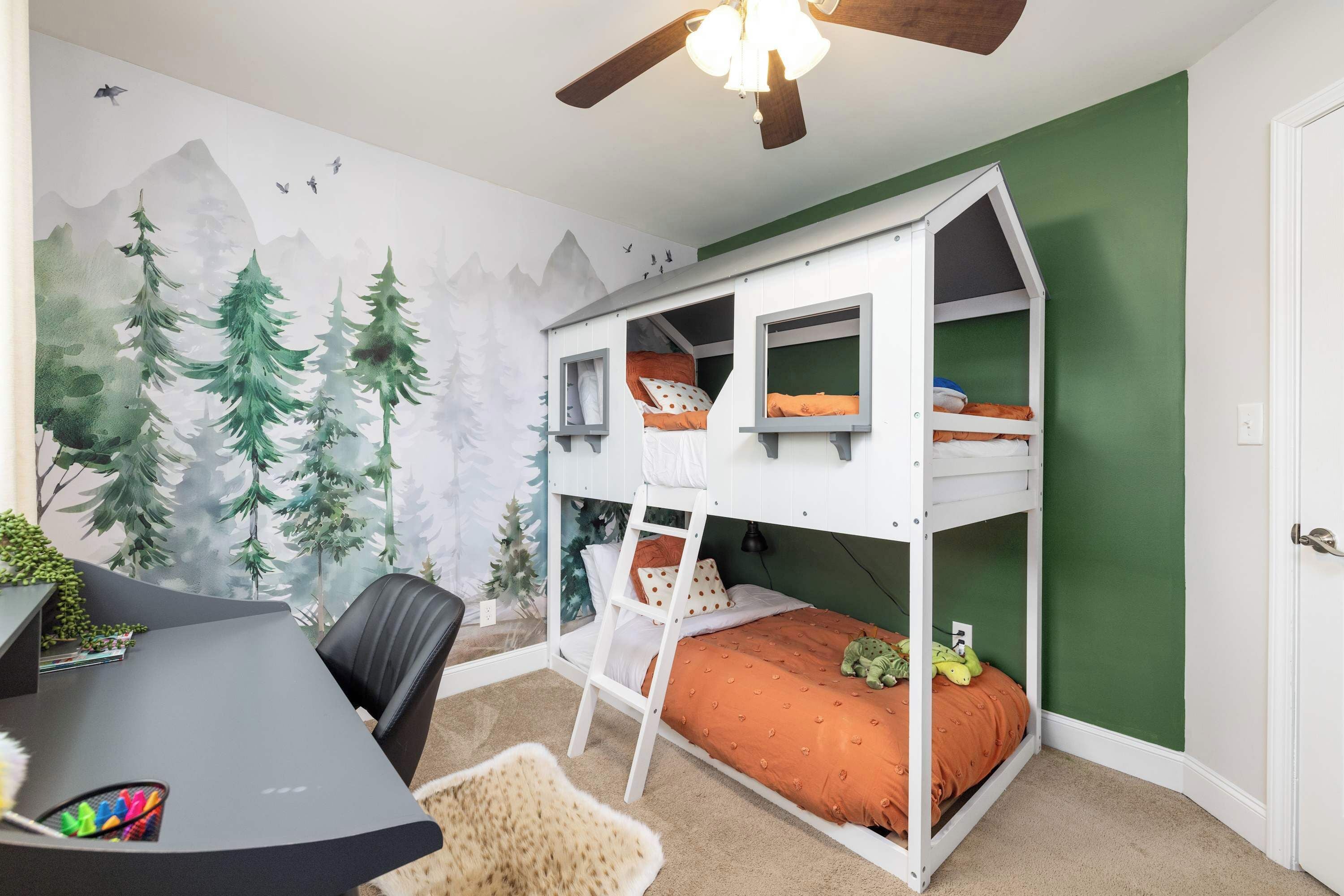 4 bedrooms, desk, iron/ironing board, WiFi