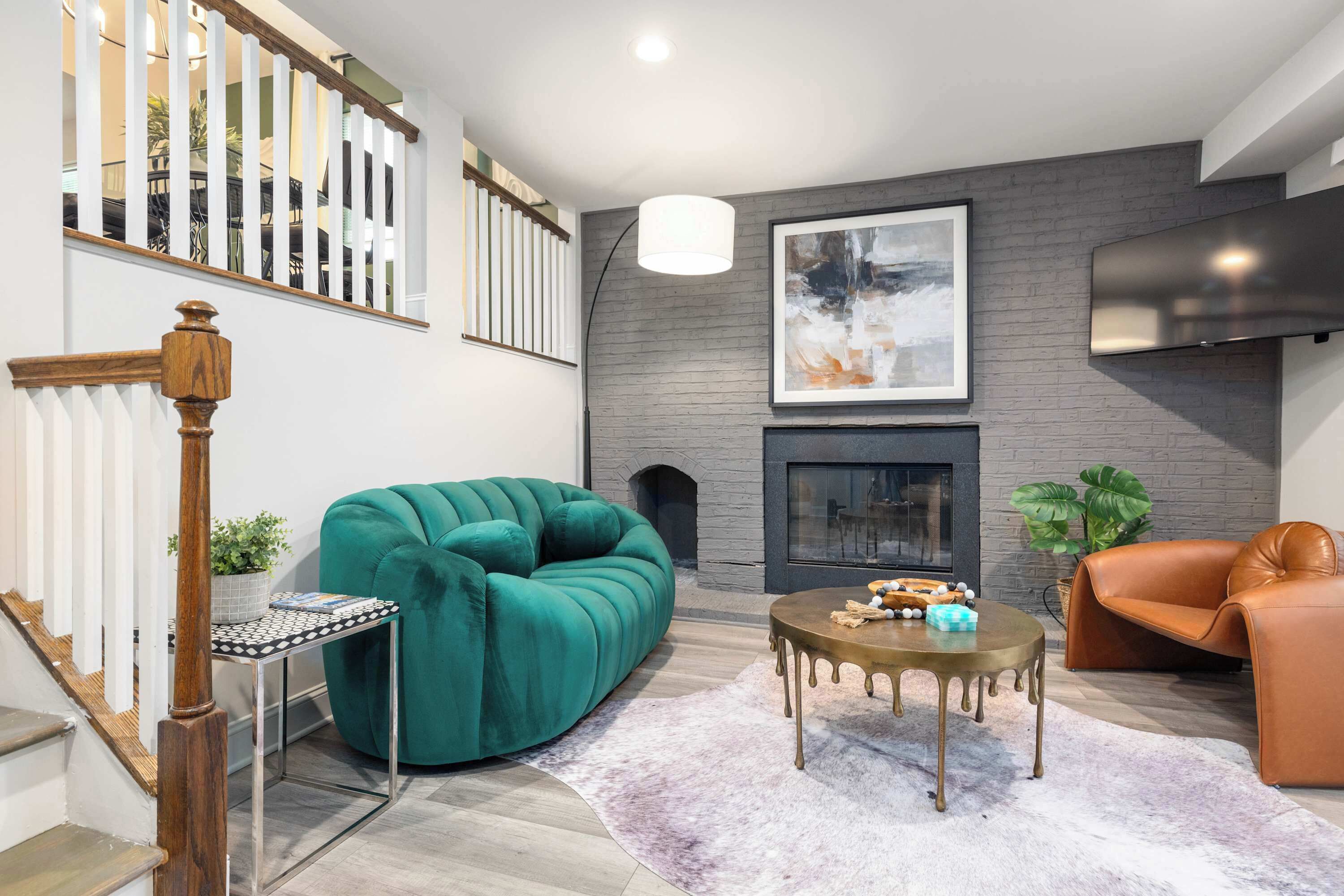 Een televisie, tafelvoetbal en een kantoor