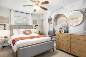 4 室のベッドルーム、デスク、アイロン / アイロン台、WiFi