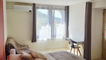 5 chambres, bureau, fer et planche Ă  repasser, lit parapluie