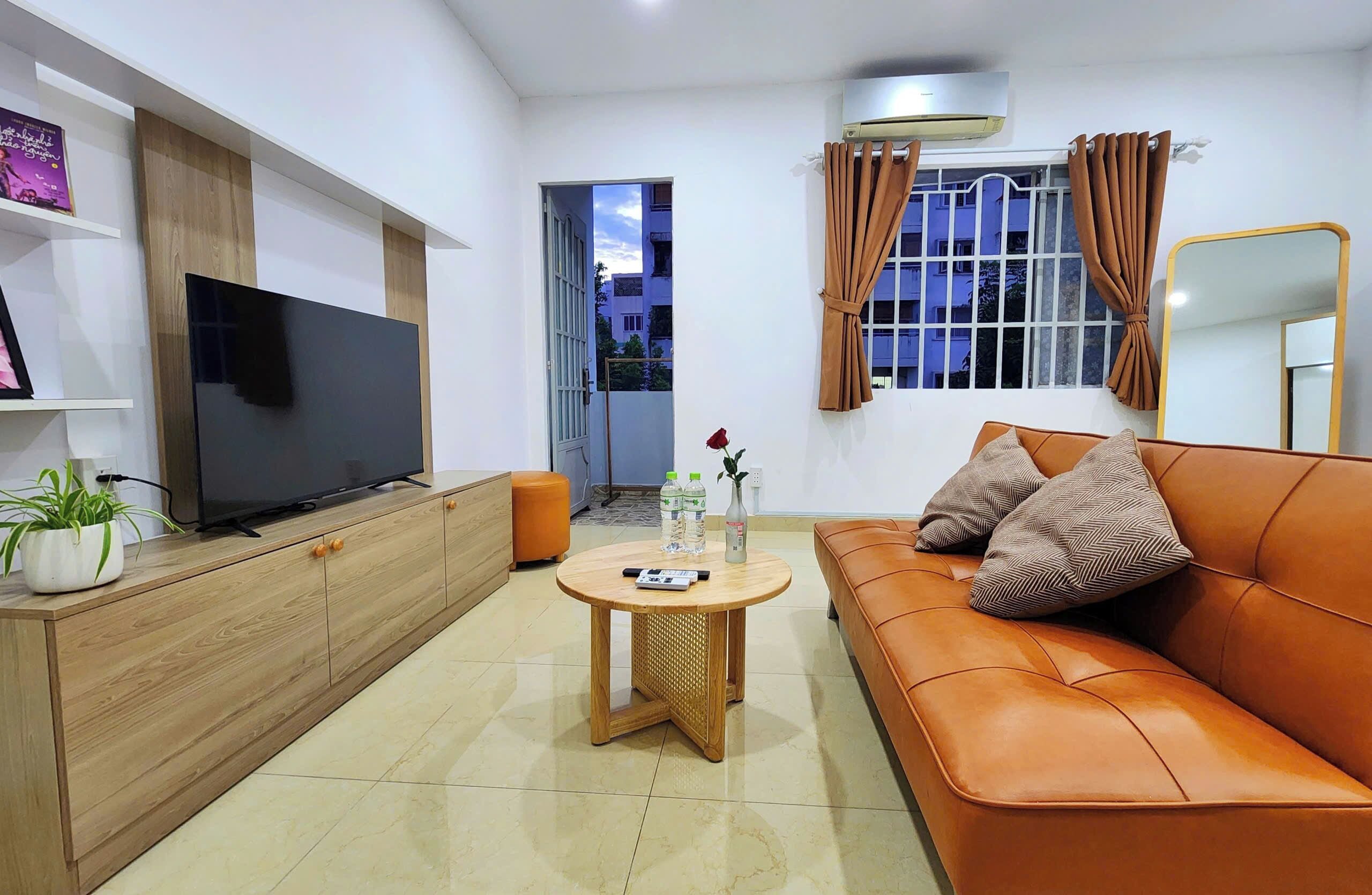 デラックス ルーム ガーデンビュー | リビング エリア | 41 インチのスマートテレビ (デジタル放送視聴可)、暖炉、Netflix