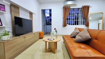 Quarto luxo, vista para o jardim | Área de estar | Smart TV 41 polegadas com canais digitais, lareira, Netflix