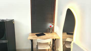 Estudio superior | Área de sala de estar | Smart TV de 41 pulgadas con canales digitales, chimenea y Netflix