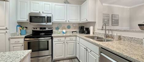 Køleskab, mikrobølgeovn, ovn, kogeplade