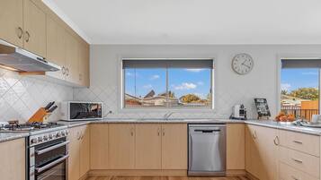 Jääkaappi, mikroaaltouuni, uuni, liesi