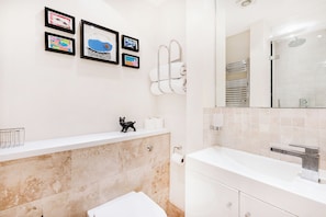 Appartement | Salle de bain | Douche, serviettes fournies