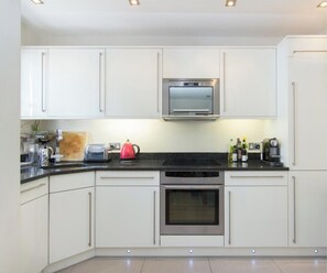 Appartement | Cuisine privée | Réfrigérateur, micro-ondes, four, plaque de cuisson