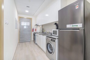 Kühlschrank, Mikrowelle, Herdplatte, Toaster