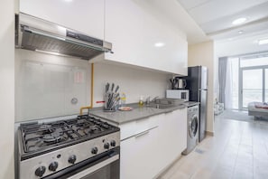 Réfrigérateur, micro-ondes, plaque de cuisson, grille-pain