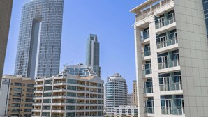 Un moderno edificio de gran altura con varios balcones y fachada curva.