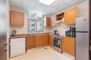 Réfrigérateur, micro-ondes, plaque de cuisson, grille-pain