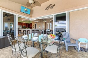 Outdoor dining - Sleeps 8 - Hot Tub and Heated Pool - Gulf Access - Stars Vacation Rentals (Cape Coral)