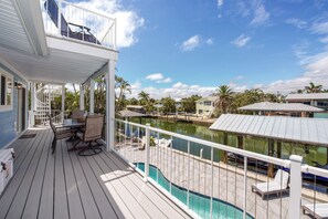 Outdoor dining - ⭐Private Pool-Canal Front-Close to Beach-Upper Deck⭐ (Fort Myers Beach)