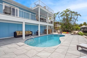A heated pool - ⭐Private Pool-Canal Front-Close to Beach-Upper Deck⭐ (Fort Myers Beach)