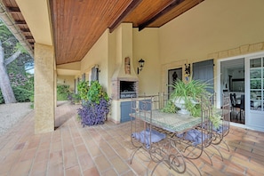 Outdoor dining - La Parenthèse Provençale – House with Pool, A/C, WIFI (Saint-Saturnin-lès-Avignon)