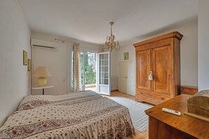 4 slaapkamers, een bureau, een strijkplank/strijkijzer, wifi