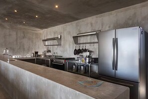 Fridge, oven, stovetop, coffee/tea maker