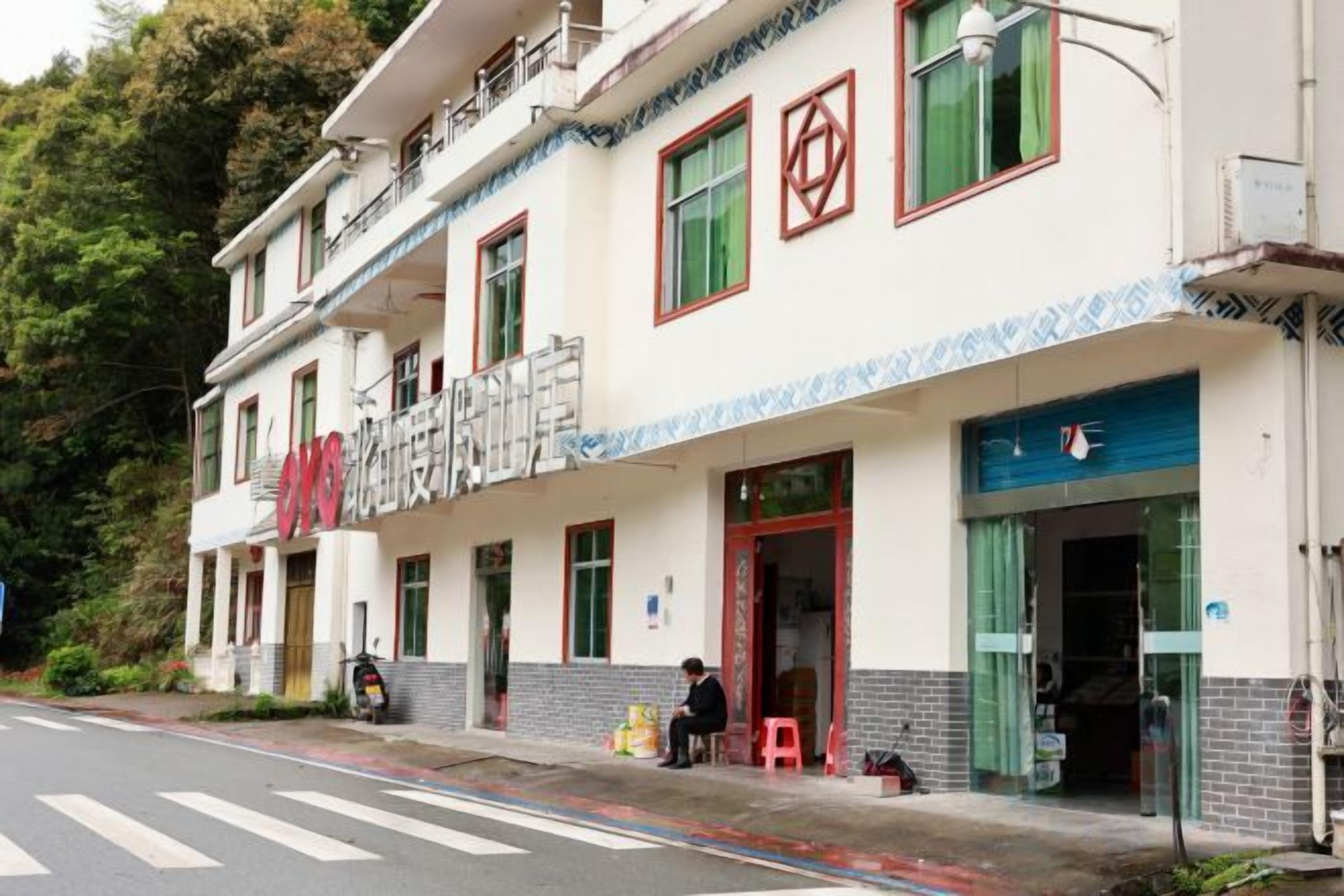 Un edificio de dos pisos con una tienda en la planta baja y el letrero de un restaurante sobre la entrada.