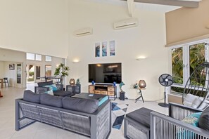 Smart TV, mesa de pingue-pongue