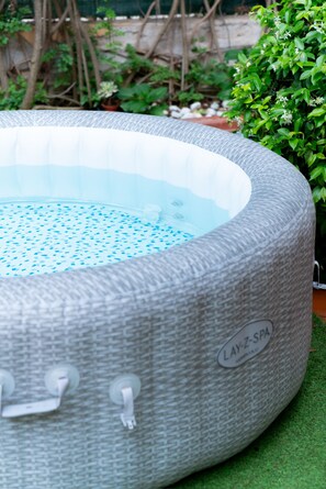 Bain à remous extérieur