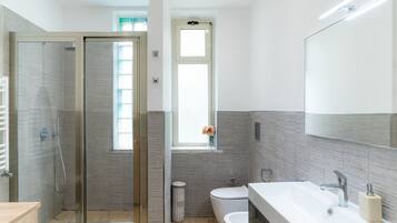 Ducha, secador de pelo, bidet, toallas