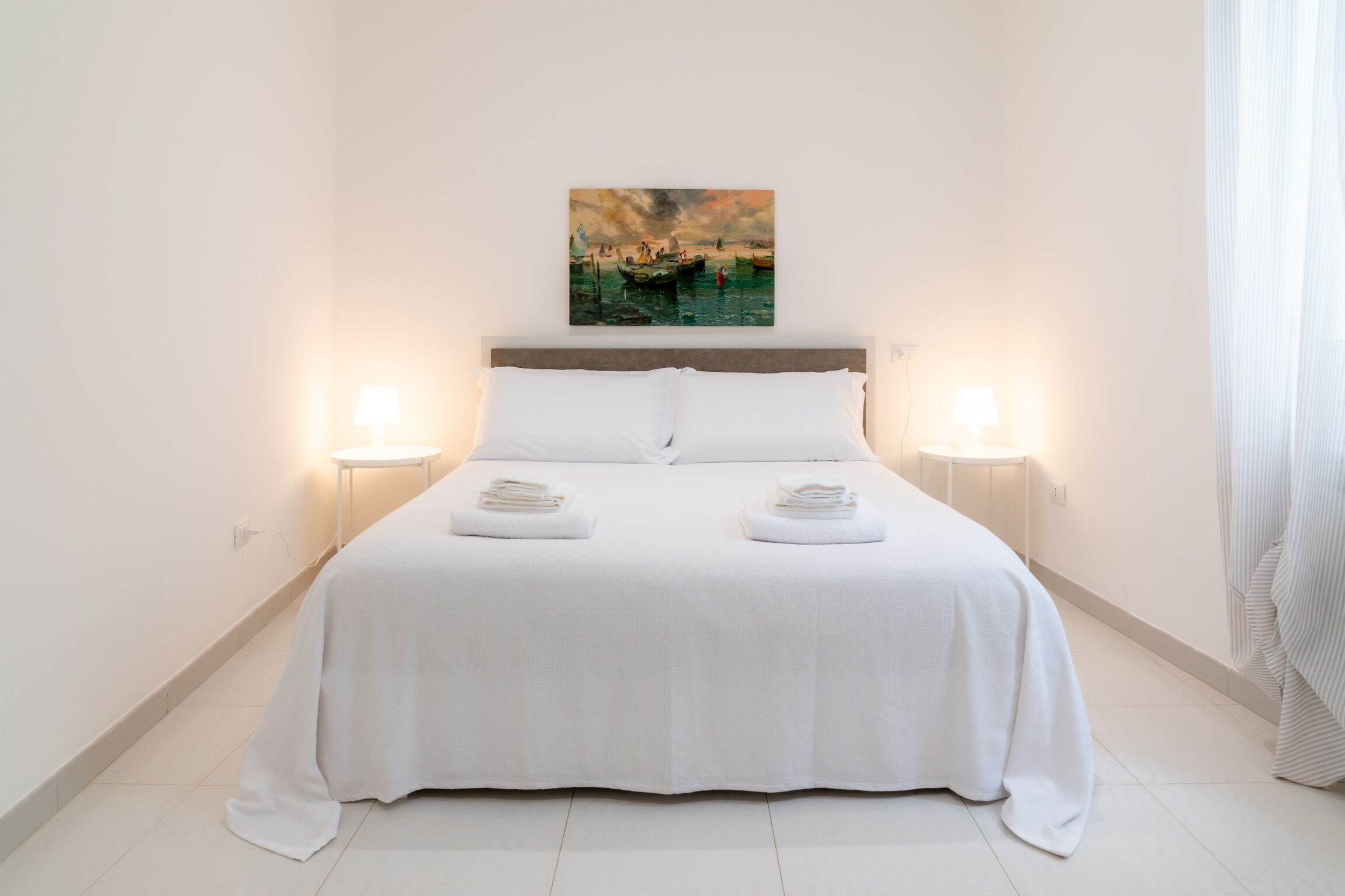 2 quartos, ferros/tábuas de passar roupa, berço de viagem