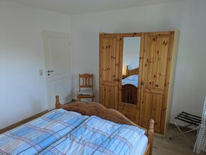 3 bedrooms, iron/ironing board, travel crib, free WiFi