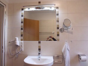 Dusche, Haartrockner, Seife, Toilettenpapier