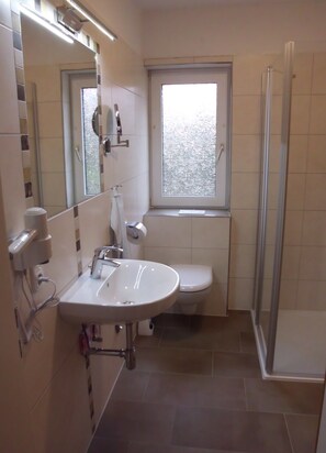 Dusche, Haartrockner, Seife, Toilettenpapier