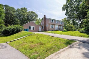 Exterior - Spacious Two Bedroom Apartment (Wayland)