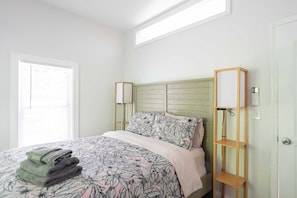 2 bedrooms, desk, iron/ironing board, travel crib - Spacious Two Bedroom Apartment (Wayland)
