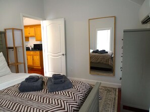 2 عدّة غرف نوم ومكتب ومكواة/لوح كي وسرير سفر