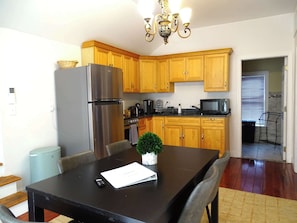 ثلاجة، ميكروويف، فرن، موقد طهي مسطح