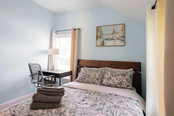 2 habitaciones, escritorio y tabla de planchar con plancha 